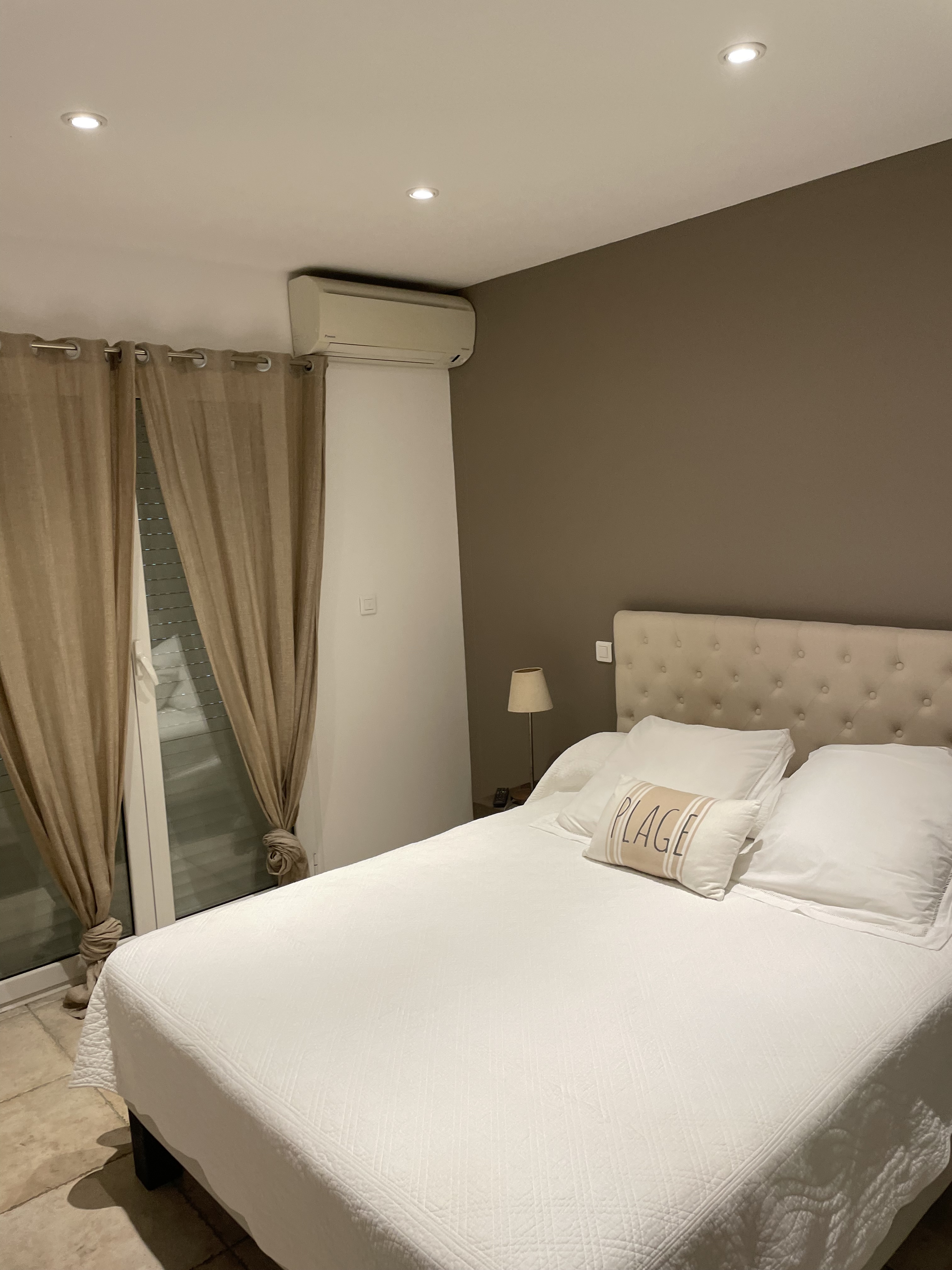 Chambre avec lit double