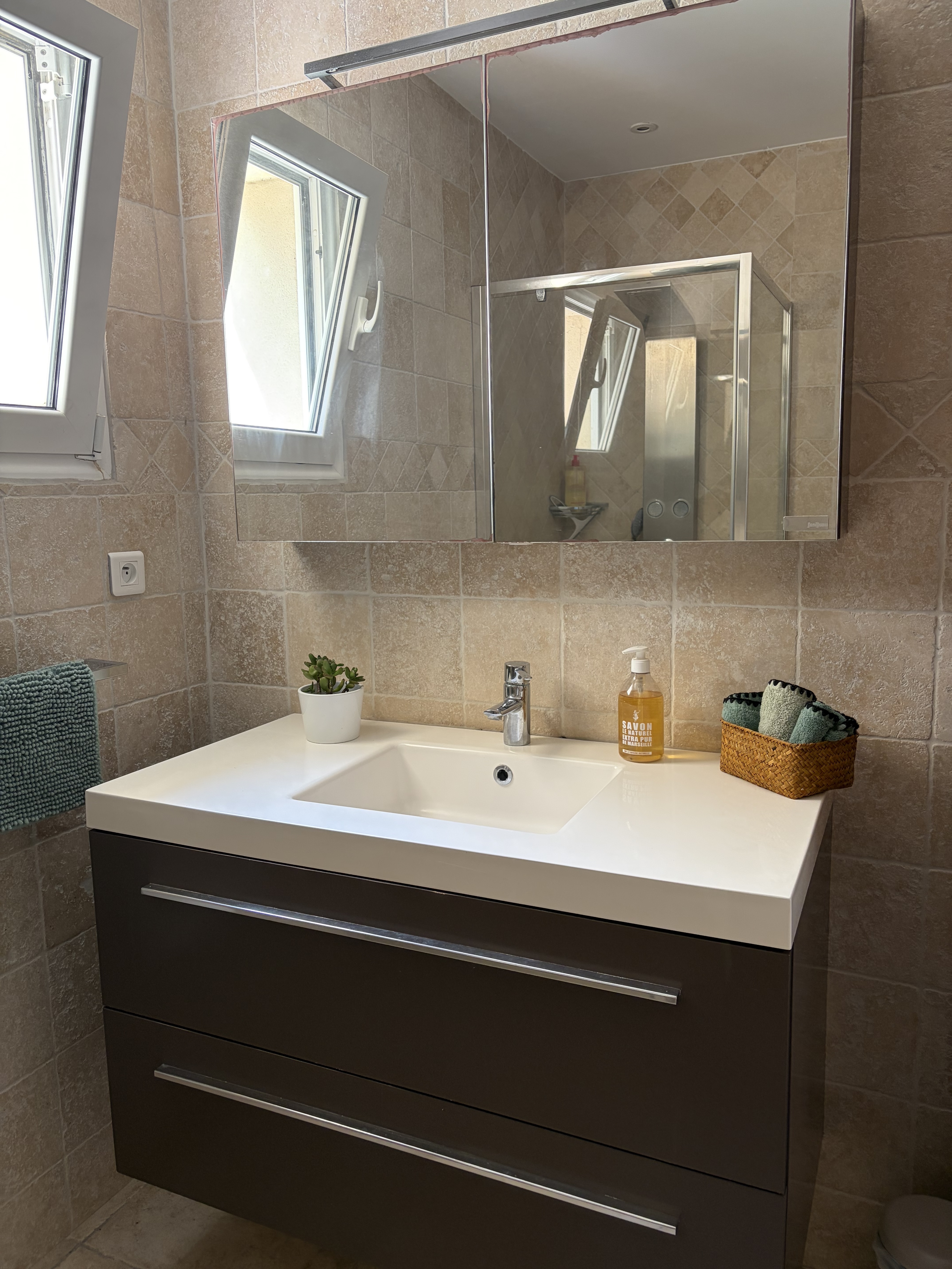 Salle de bain — lavabo et miroir