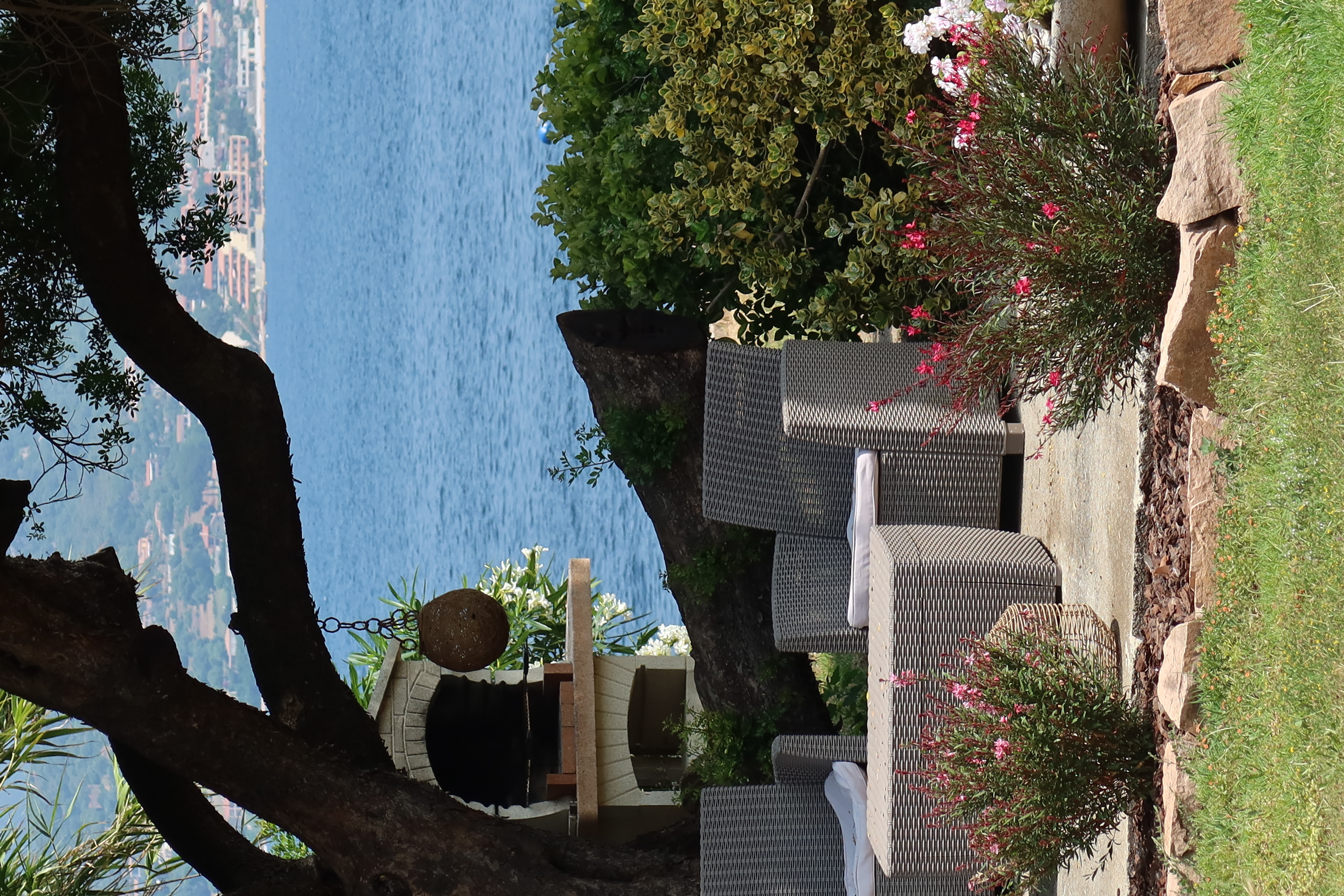 La villa Le Cabanon vue depuis la mer, pieds dans l'eau